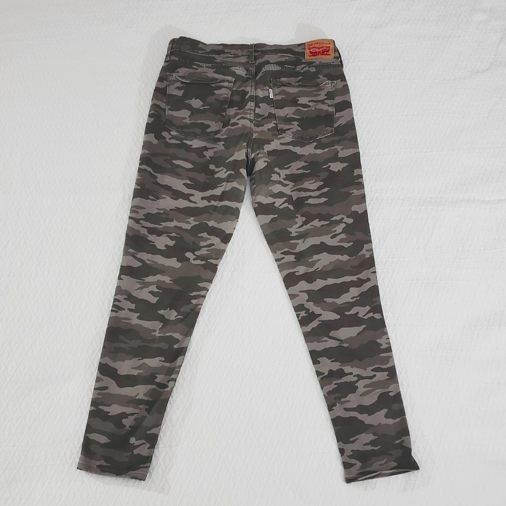 LEVI STRAUSS- 720 HIGH RISE SUPER SKINNY CROP STRETCH CAMO PANTS